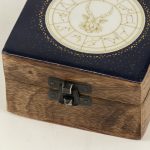 Kicsi Színes Bevonatú Fa Doboz  - Capricorn