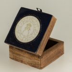 Kicsi Színes Bevonatú Fa Doboz  - Capricorn