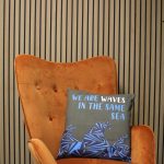 Pamut Párnahuzat Felirattal - We are Waves - Szürke, Kék és Natúr