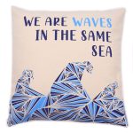 Pamut Párnahuzat Felirattal - We are Waves - Szürke, Kék és Natúr