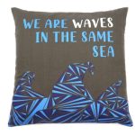 Pamut Párnahuzat Felirattal - We are Waves - Szürke, Kék és Natúr