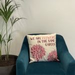 Pamut Párnahuzat Felirattal - We are Flowers - Olívazöld, Rózsaszín és Natúr