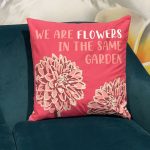 Pamut Párnahuzat Felirattal - We are Flowers - Olívazöld, Rózsaszín és Natúr