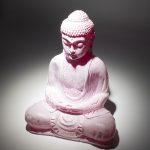 Ülő Buddha lámpa – repedezett hatás, rózsaszín– ovális talp - EU csatlakozó