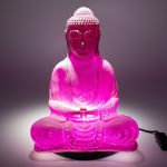 Ülő Buddha lámpa – repedezett hatás, rózsaszín– ovális talp