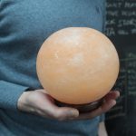 Nagy Gömbölyű Sólámpa - fa állvány - EU csatlakozó