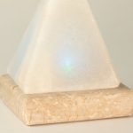 Minőségi USB Fehér Piramis  Sólámpa - 9 cm (színváltós)