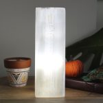 Szelenit Négyzetes Lámpa - kb. 25cm - Chakra - EU csatlakozó